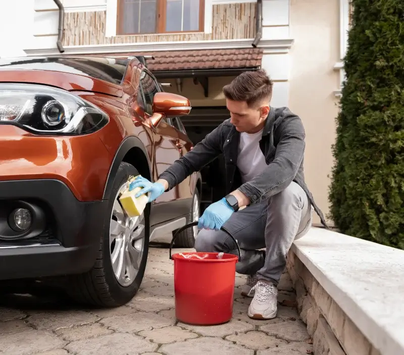 Lavage auto à domicile Cornillon : professionnel intervenant sur un véhicule
